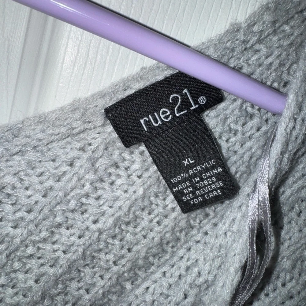 Rue 21 Gray V-Neck Women's Sweater - Picture 2 of 2